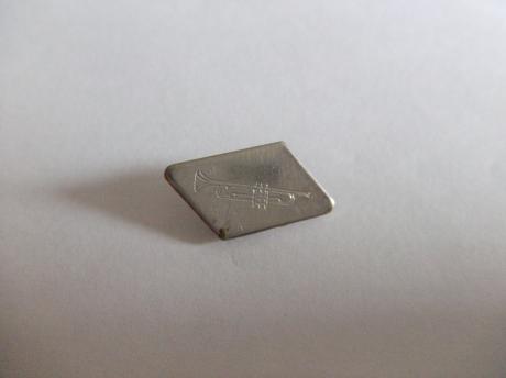 Trompet speldje zilverkleurig